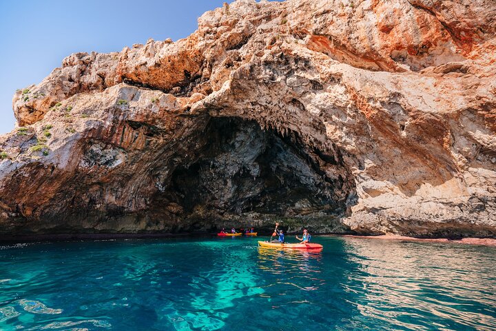 Cala Varques: Geführte Kajak-Meereshöhlen-Expedition und Schnorcheln