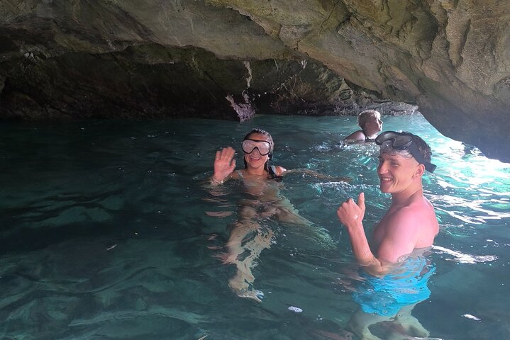 Kajaktour mit Höhlen, Schnorcheln und Picknick (+ Cliff Jump)